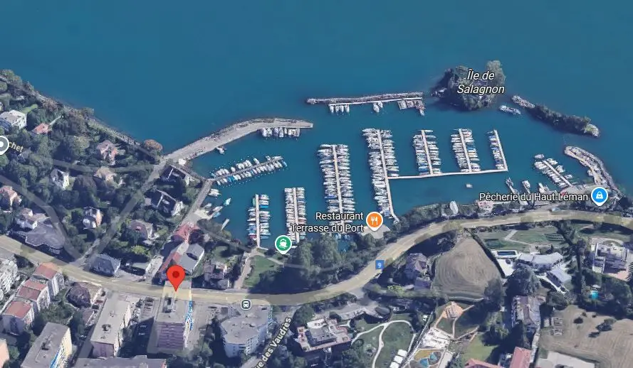 Appartement rénové en 2024, plein sud, vue lac à 2 pas de toutes les commodités