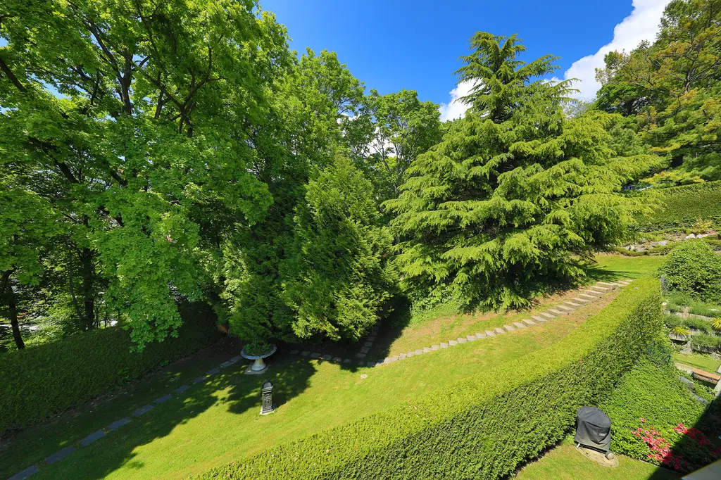 Splendide attique avec vue à couper le souffle proche des commodités à Lutry