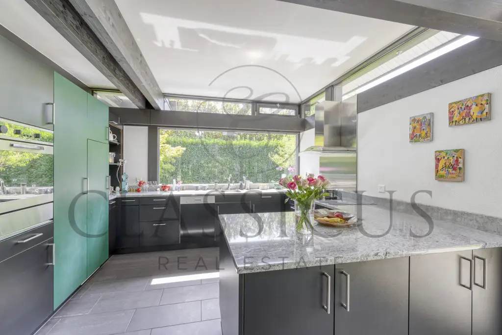 Villa lumineuse et moderne avec jardin arboré, à lisière du Golf de Genève