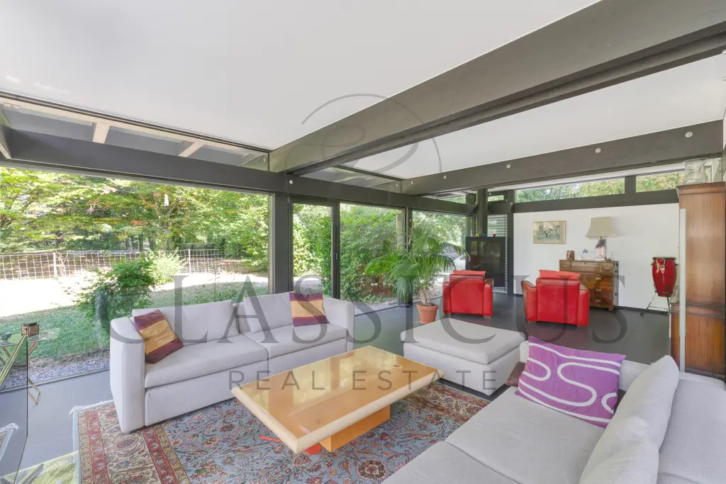 Villa lumineuse et moderne avec jardin arboré, à lisière du Golf de Genève