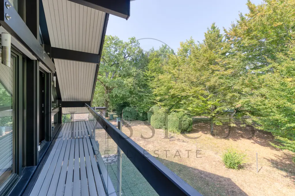 Villa lumineuse et moderne avec jardin arboré, à lisière du Golf de Genève