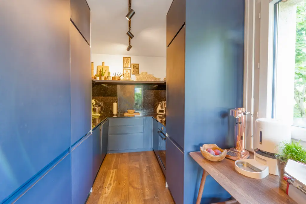 Appartement traversant rénové de 4 pièces avec deux balcons