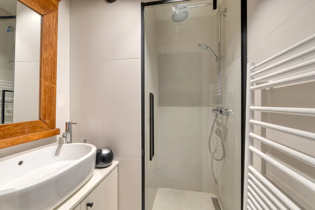 Appartement traversant rénové de 4 pièces avec deux balcons