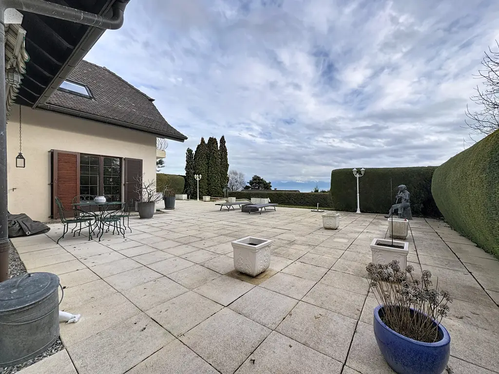 Villa Individuelle avec studio indépendant • Vue Lac &amp; Alpes • Jacuzzi pour des Instants d’Exception