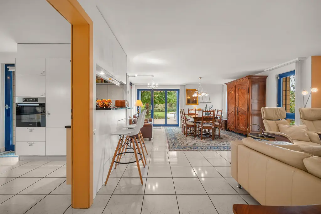 Villa d’architecte lumineuse et spacieuse, avec grand jardin et piscine chauffée  &#8211; à Payerne