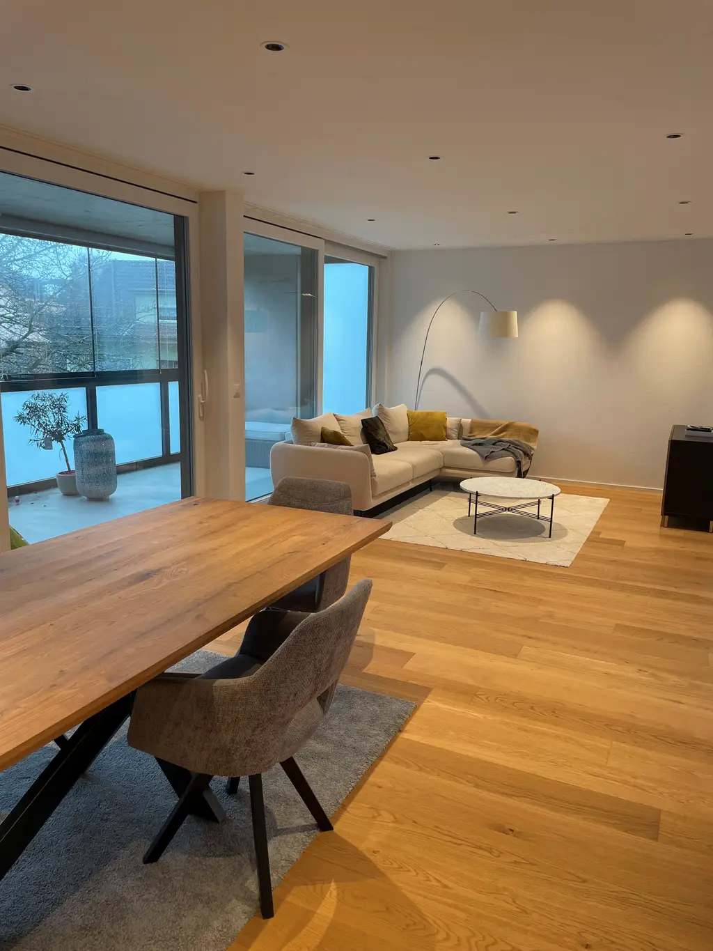 Exklusive neuwertige Wohnung mit Loggia
