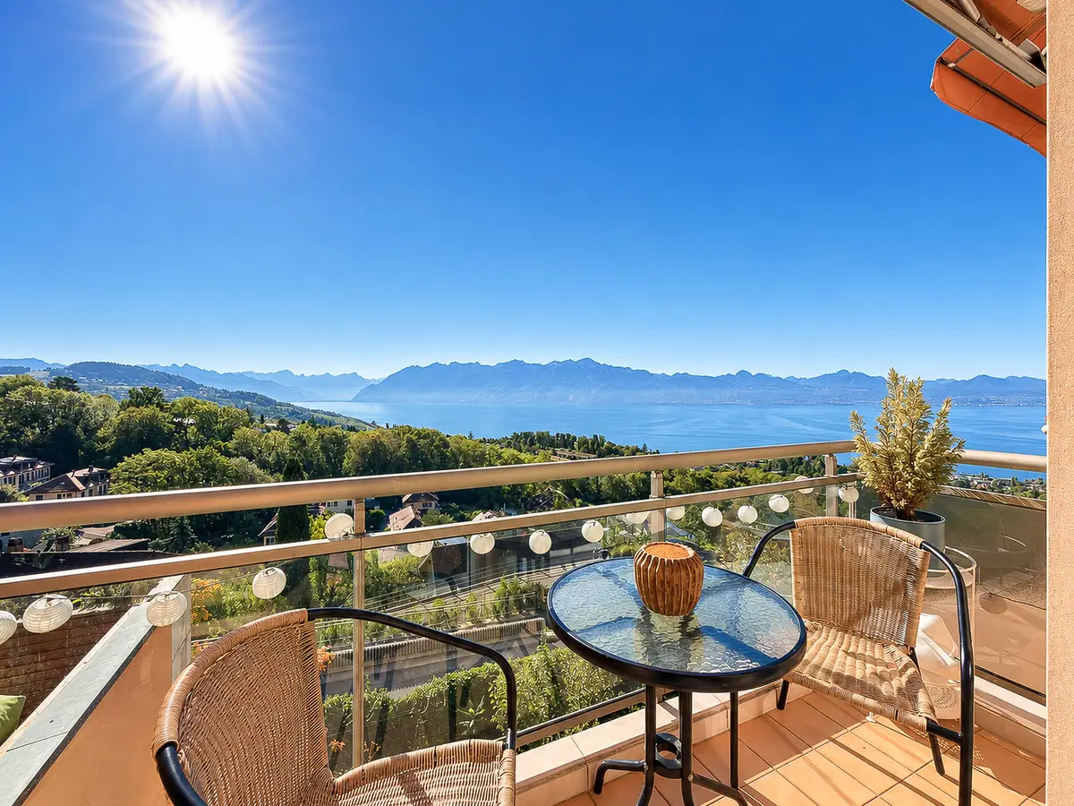 Élégant 2.5 pièces rénové, vue panoramique sur le lac et les Alpes