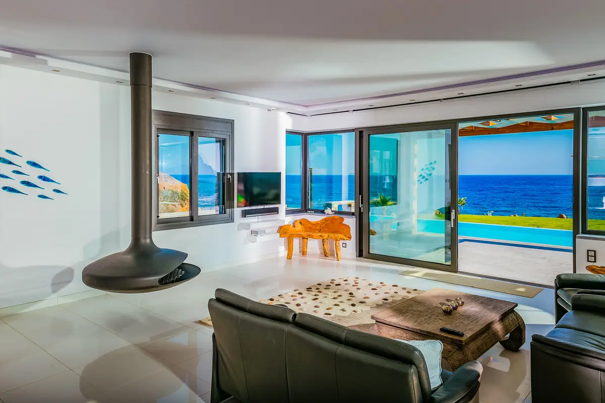Luxury Seafront Villa. Ideal for Groups, Families, Friends, Workshops