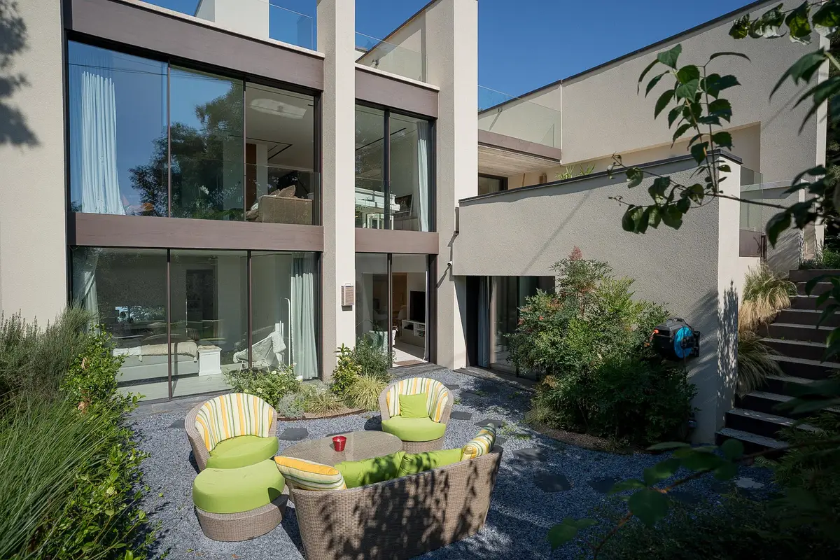 The Townhouse, triplex avec jardin et piscine avec vue lac 