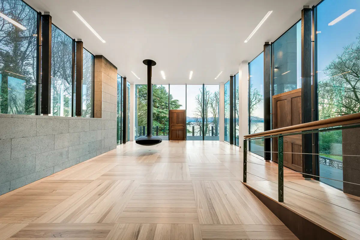 Exceptionnelle villa d’architecte pieds dans l’eau