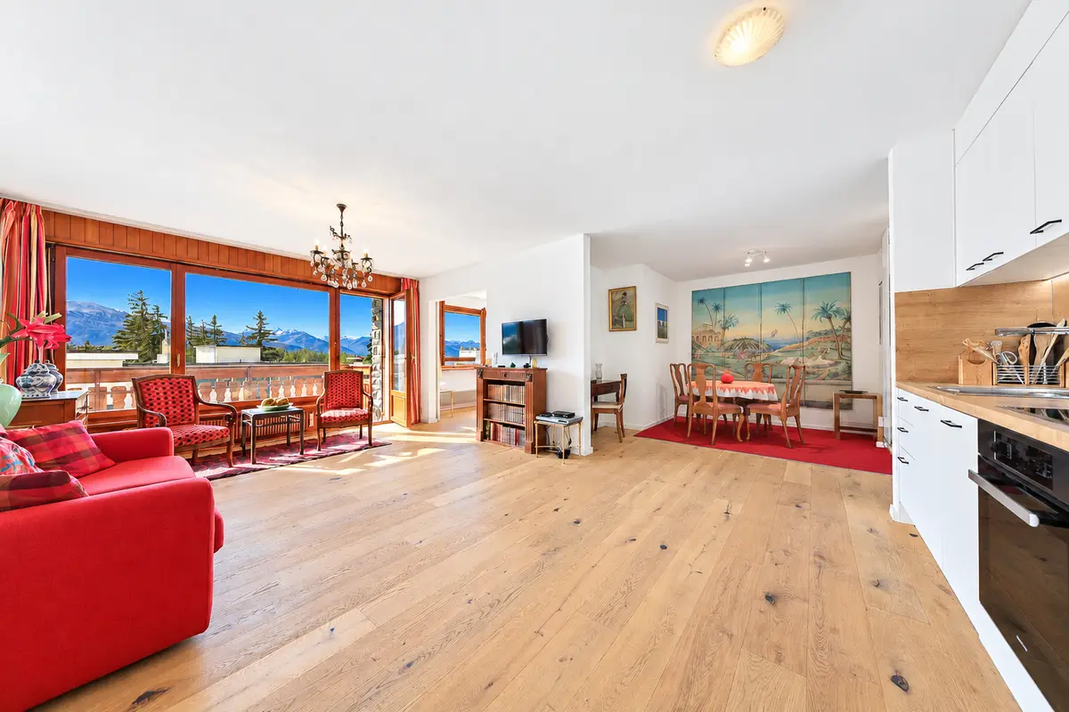 Magnifique appartement rénové, baigné de lumière avec balcon offrant une vue sur les montagnes