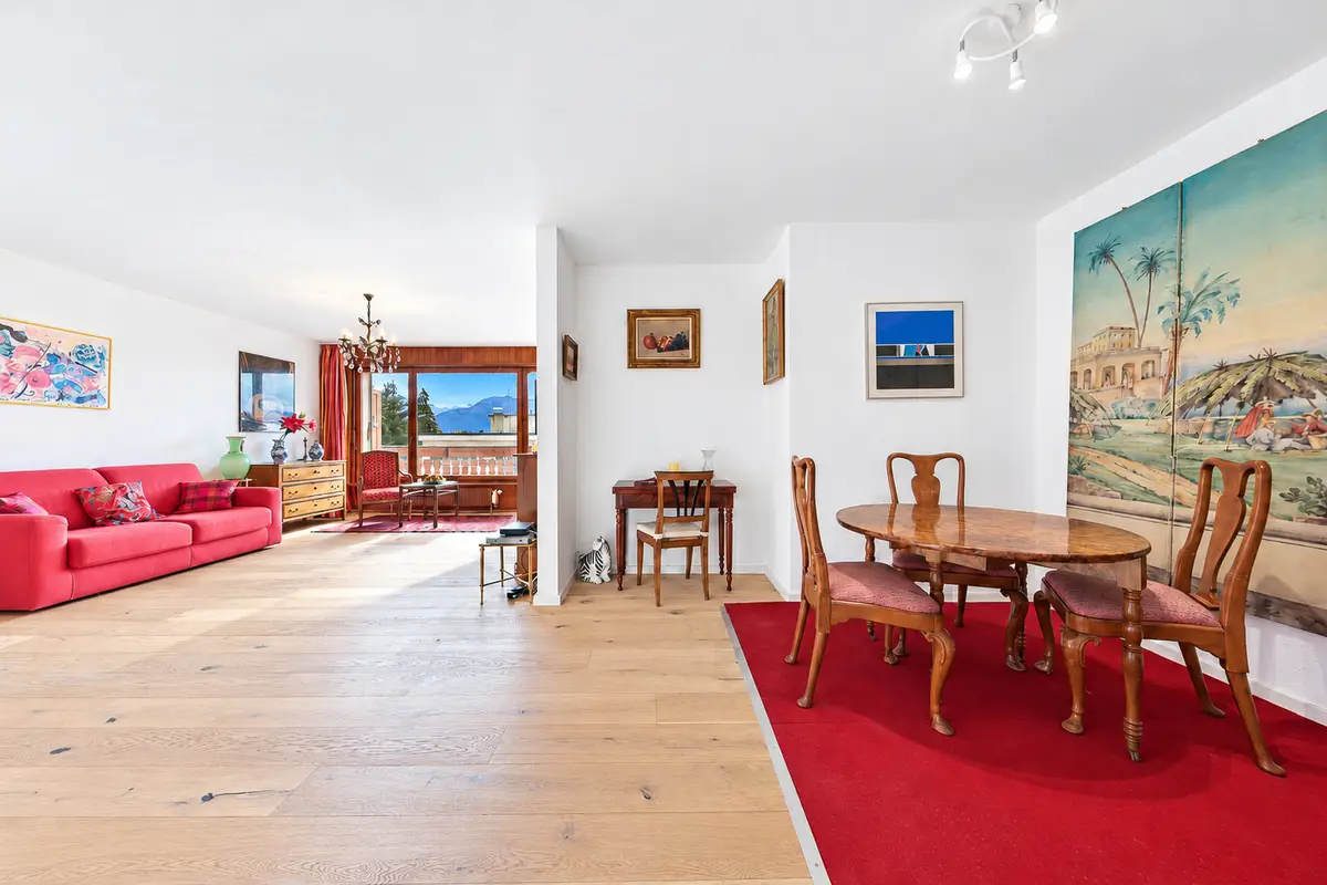 Magnifique appartement rénové, baigné de lumière avec balcon offrant une vue sur les montagnes