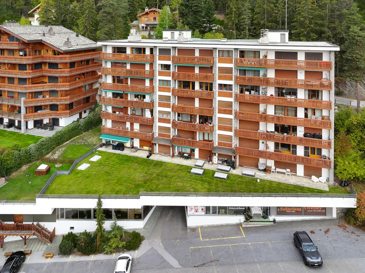 Magnifique appartement rénové, baigné de lumière avec balcon offrant une vue sur les montagnes