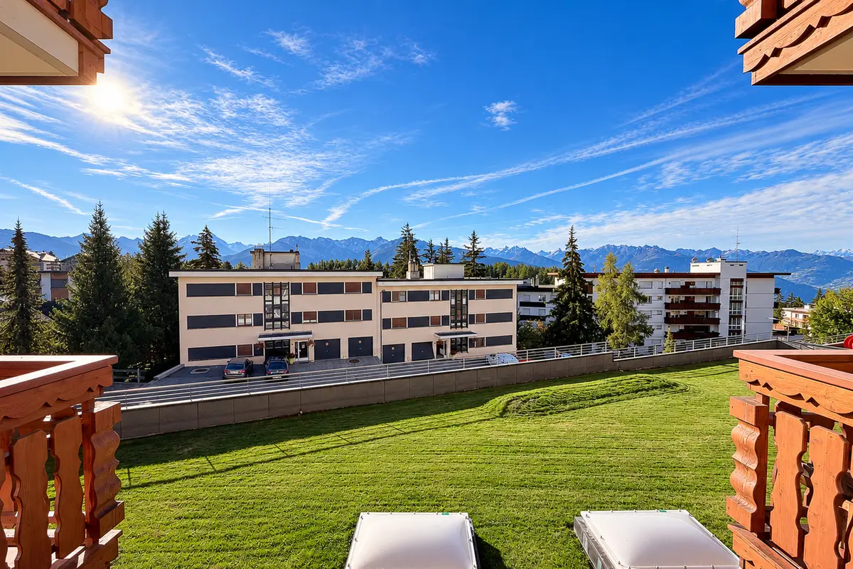 Magnifique appartement rénové, baigné de lumière avec balcon offrant une vue sur les montagnes