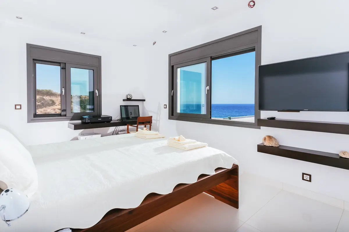 Luxury Seafront Villa. Ideal for Groups, Families, Friends, Workshops