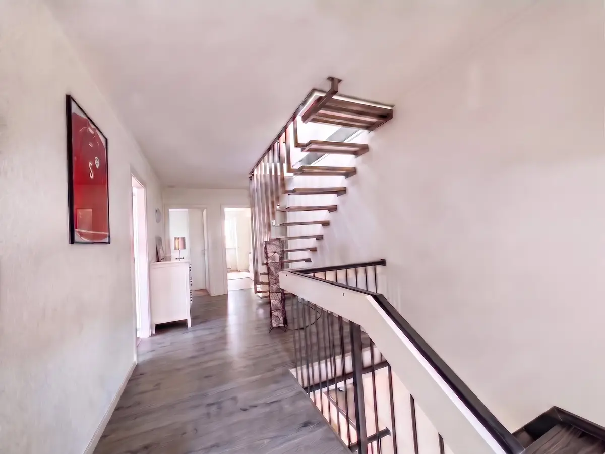 Rare ! Triplex en attique rénové de 6 pces, proche centre