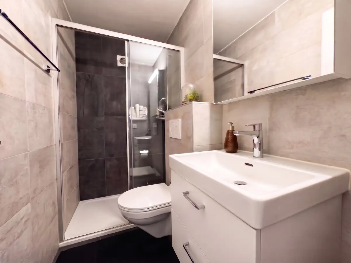 Rare ! Triplex en attique rénové de 6 pces, proche centre