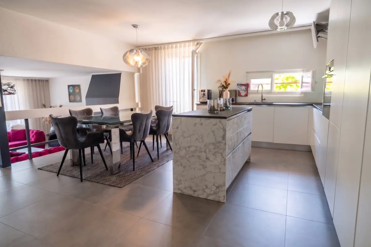 Rare ! Triplex en attique rénové de 6 pces, proche centre