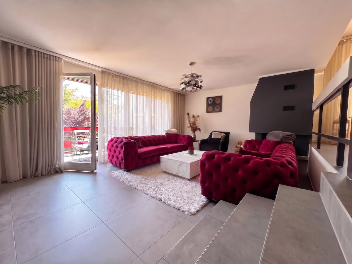Rare ! Triplex en attique rénové de 6 pces, proche centre