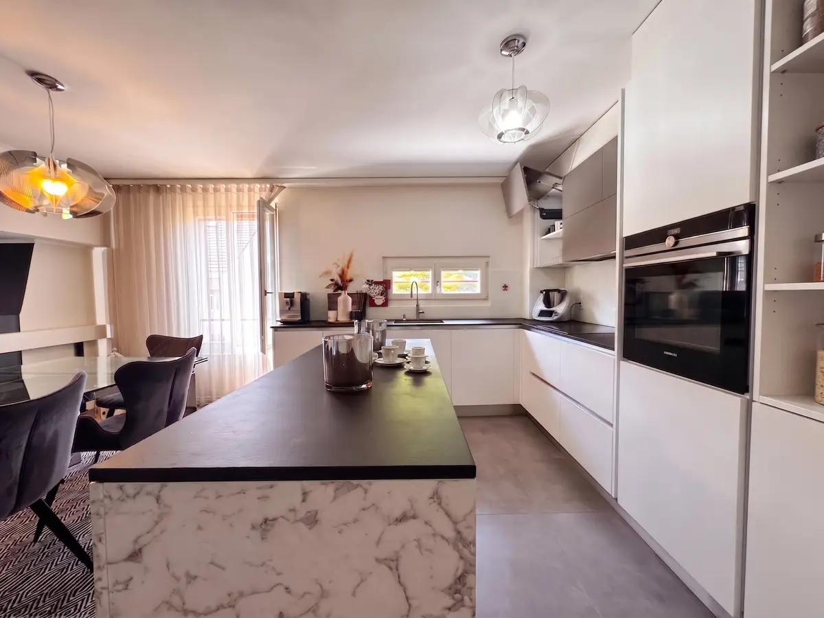 Rare ! Triplex en attique rénové de 6 pces, proche centre