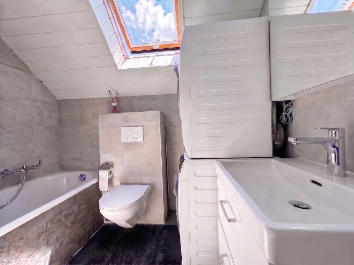 Rare ! Triplex en attique rénové de 6 pces, proche centre