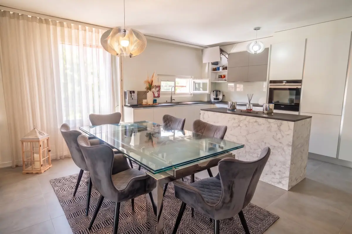 Rare ! Triplex en attique rénové de 6 pces, proche centre