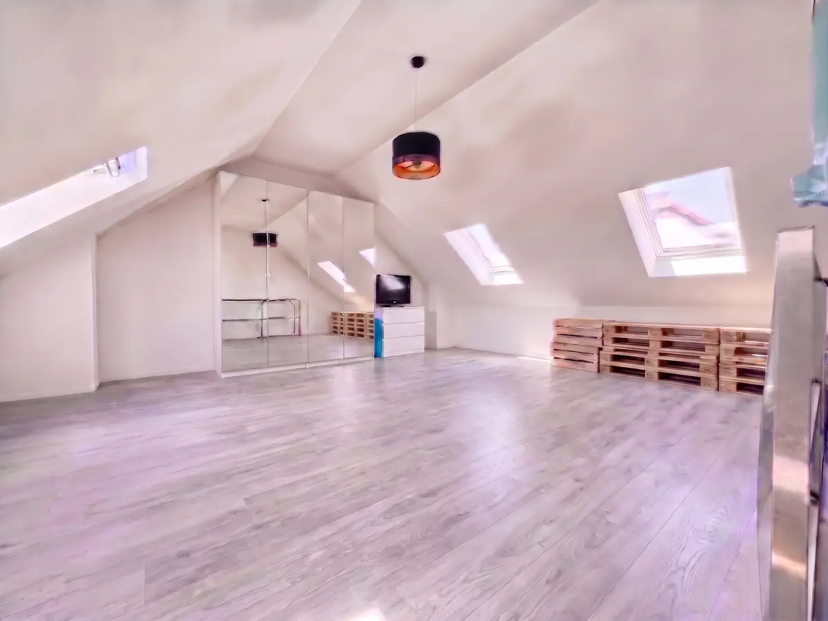 Rare ! Triplex en attique rénové de 6 pces, proche centre