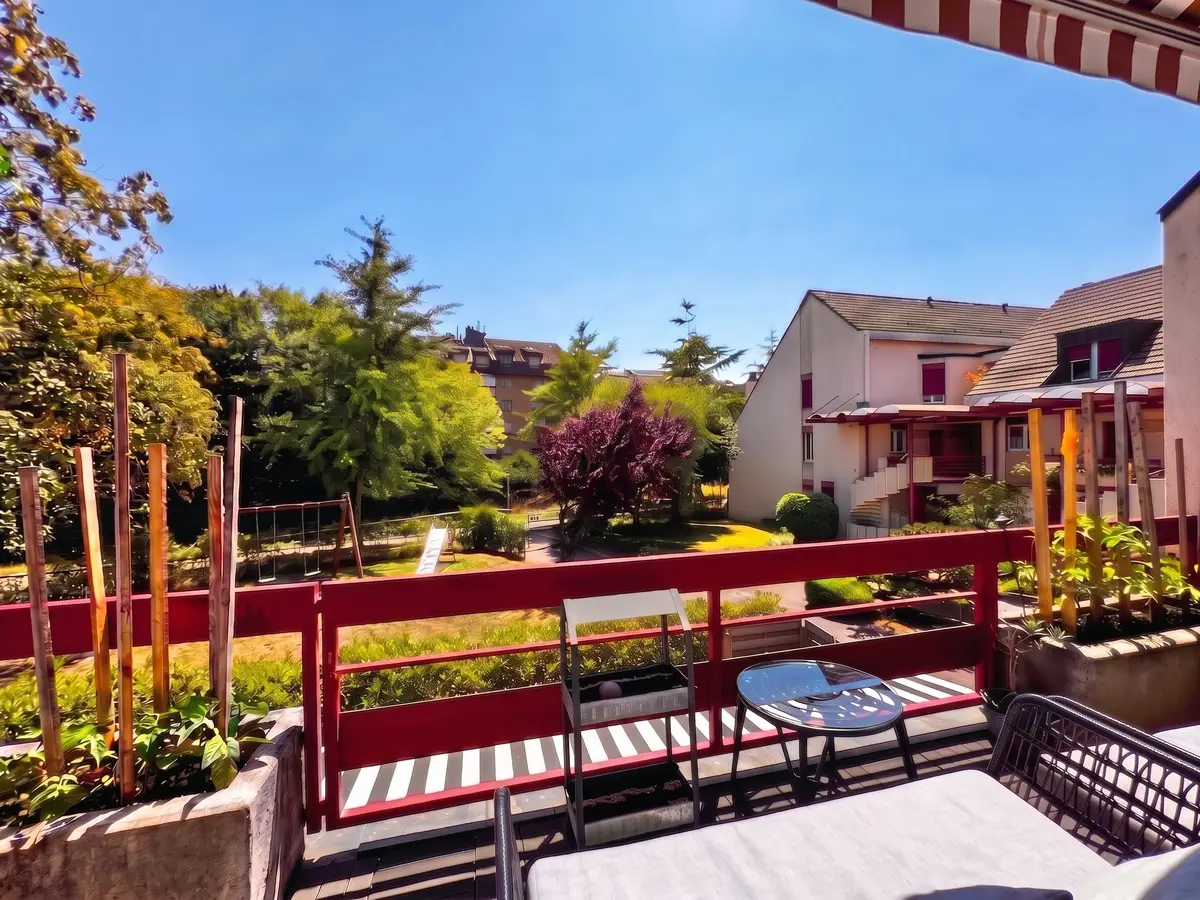 Rare ! Triplex en attique rénové de 6 pces, proche centre
