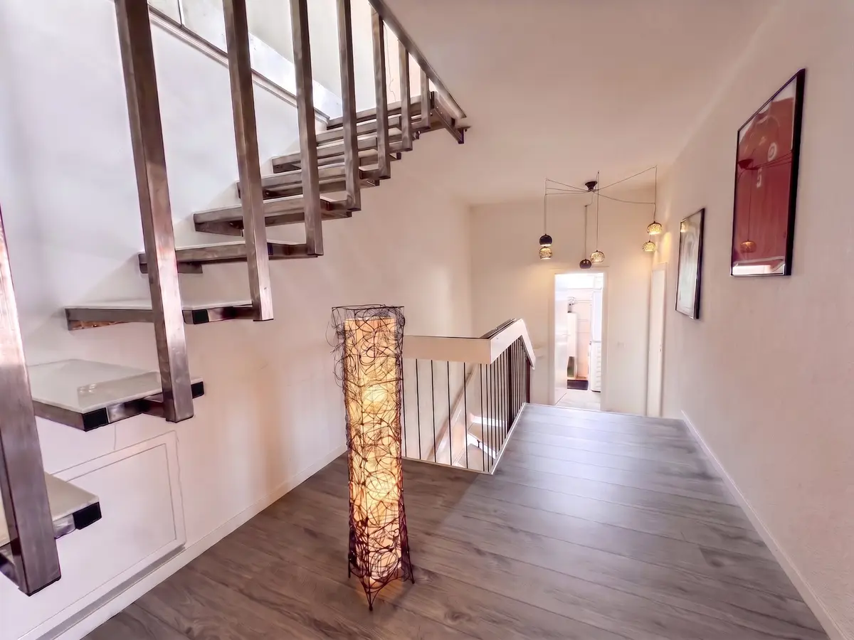 Rare ! Triplex en attique rénové de 6 pces, proche centre