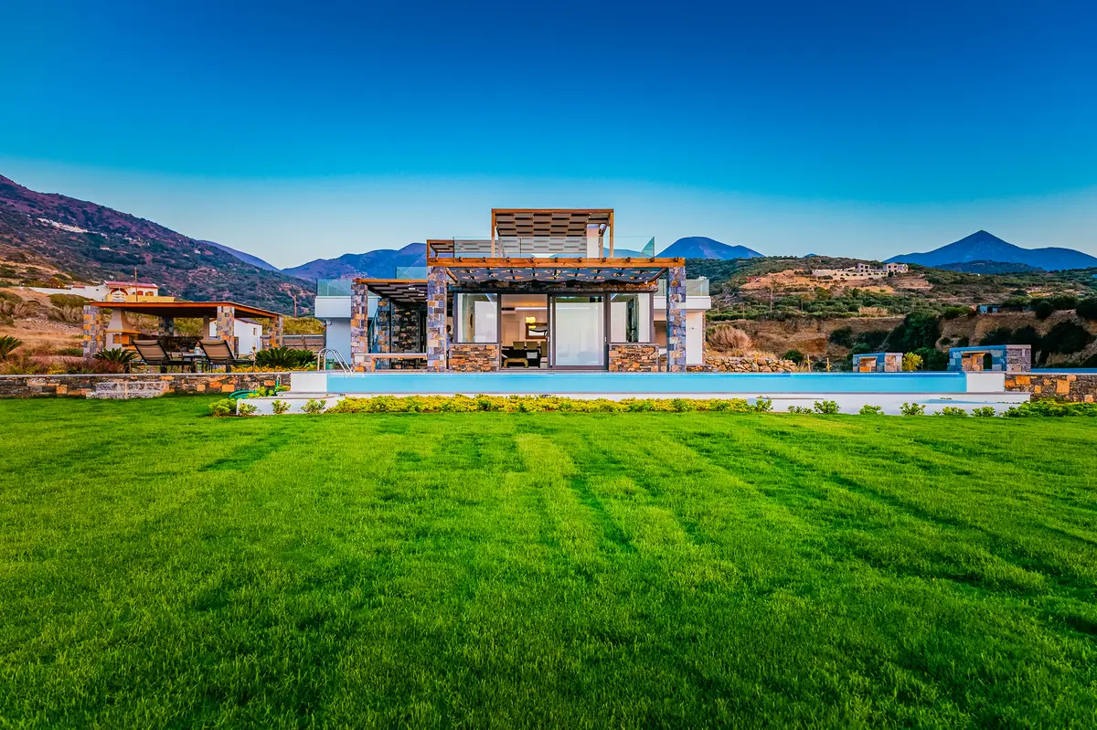 Luxury Seafront Villa. Ideal for Groups, Families, Friends, Workshops