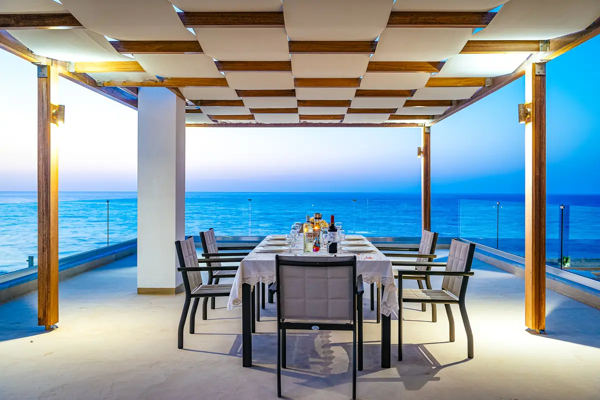 Luxury Seafront Villa. Ideal for Groups, Families, Friends, Workshops