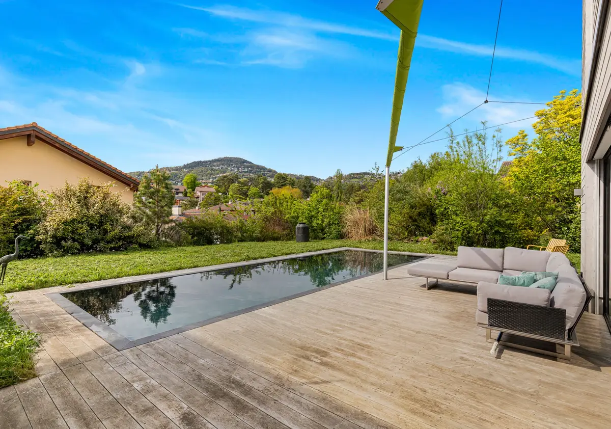 Villa individuelle avec magnifique piscine dans quartier résidentiel