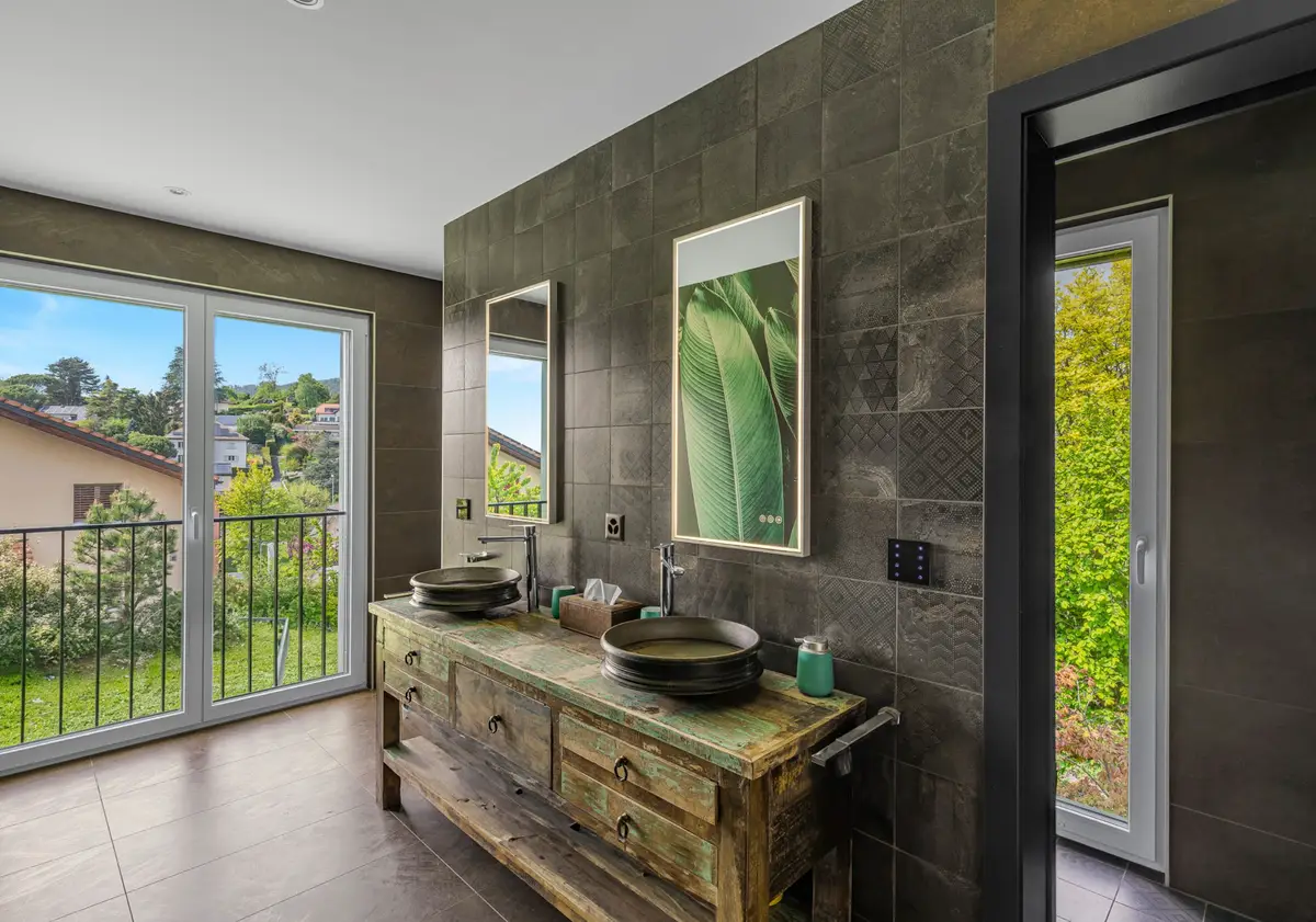 Villa individuelle avec magnifique piscine dans quartier résidentiel