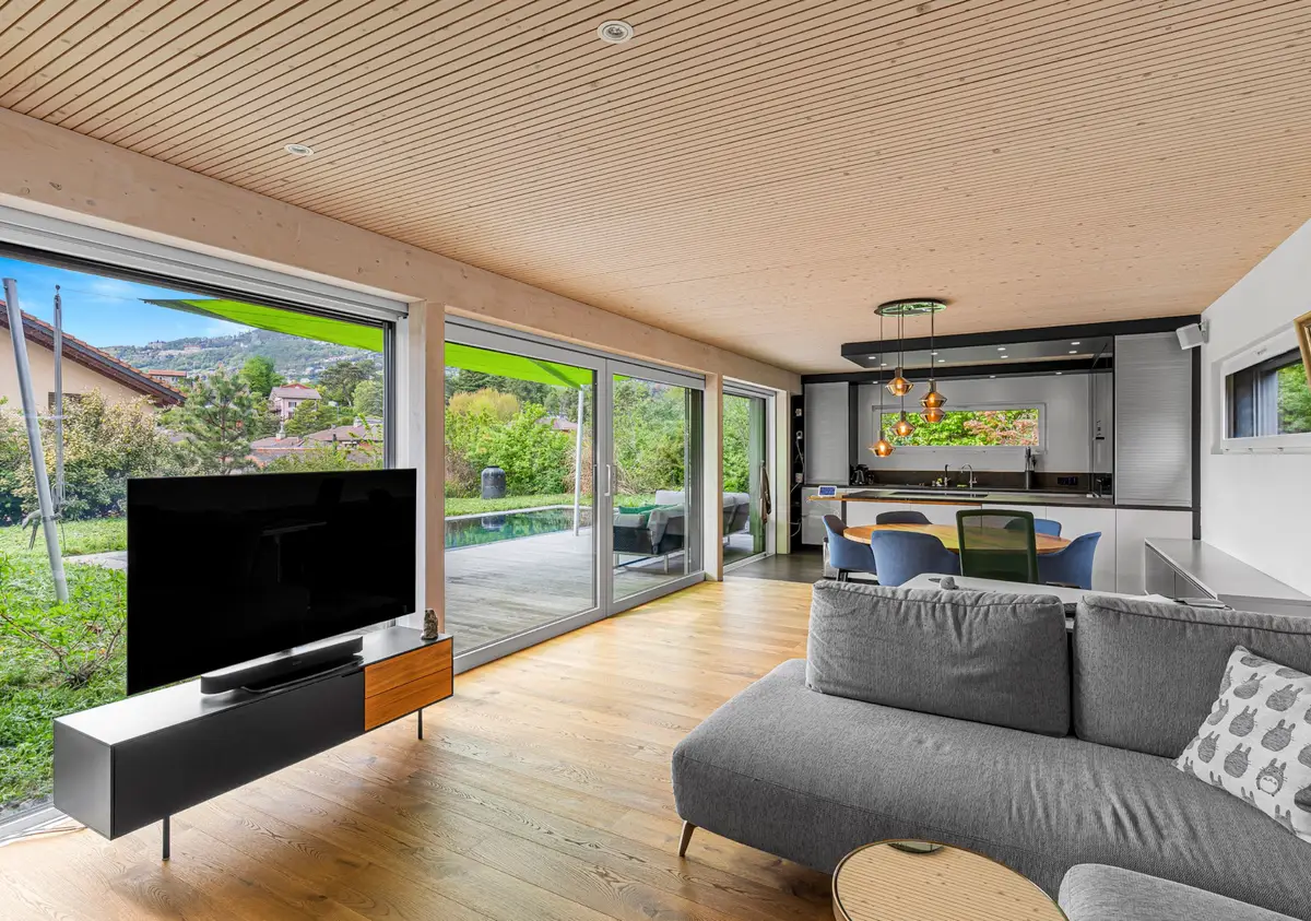 Villa individuelle avec magnifique piscine dans quartier résidentiel