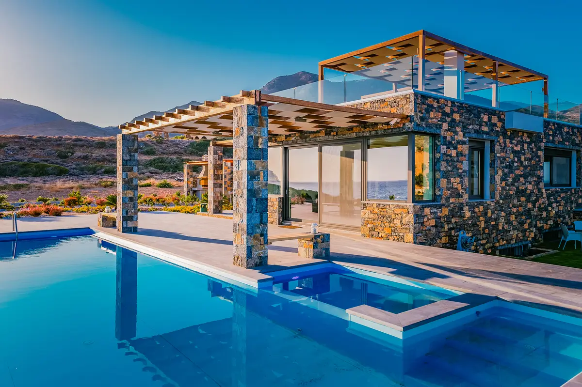 Luxury Seafront Villa. Ideal for Groups, Families, Friends, Workshops
