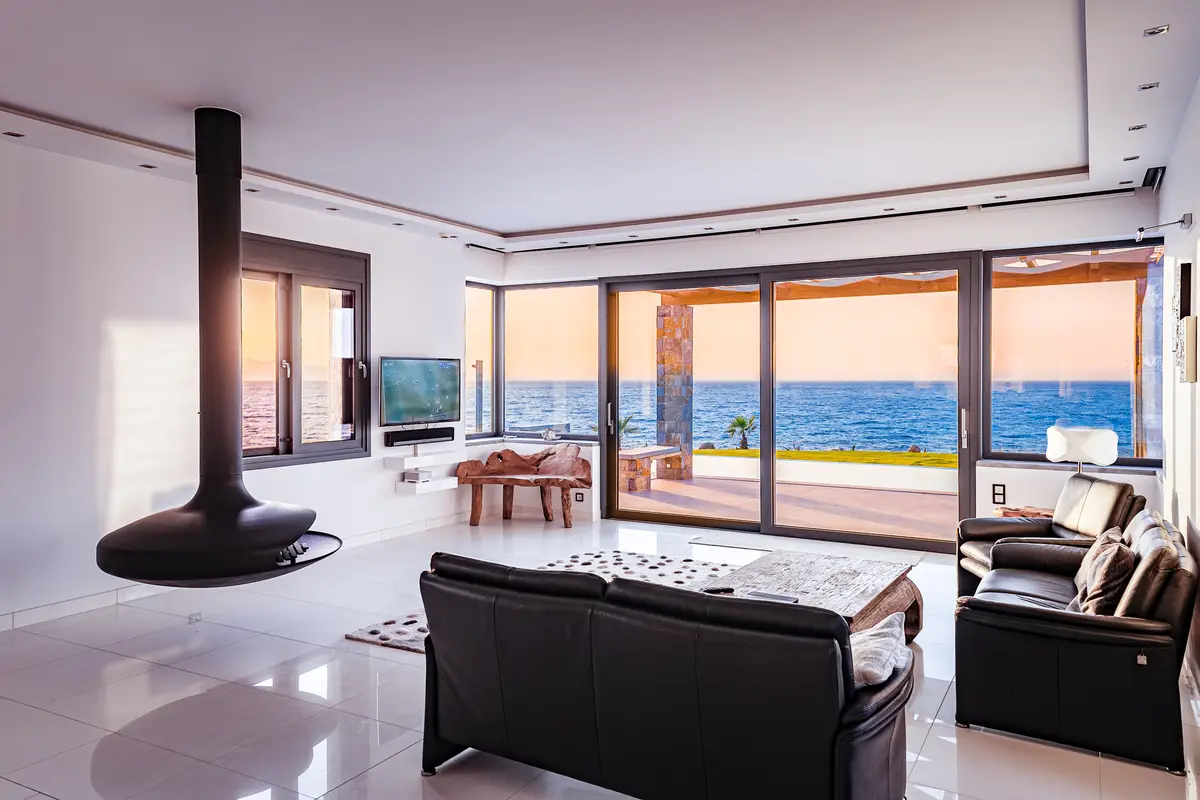 Luxury Seafront Villa. Ideal for Groups, Families, Friends, Workshops