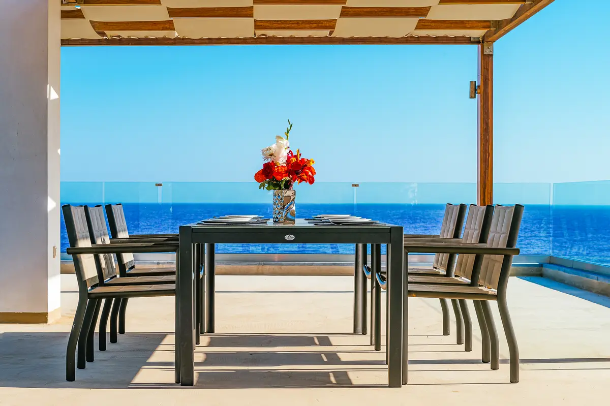 Luxury Seafront Villa. Ideal for Groups, Families, Friends, Workshops
