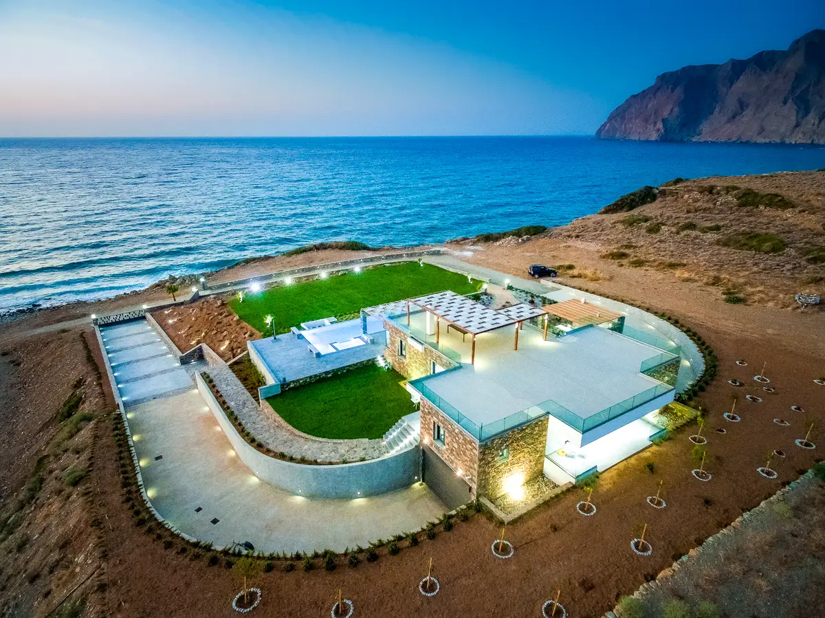 Luxury Seafront Villa. Ideal for Groups, Families, Friends, Workshops