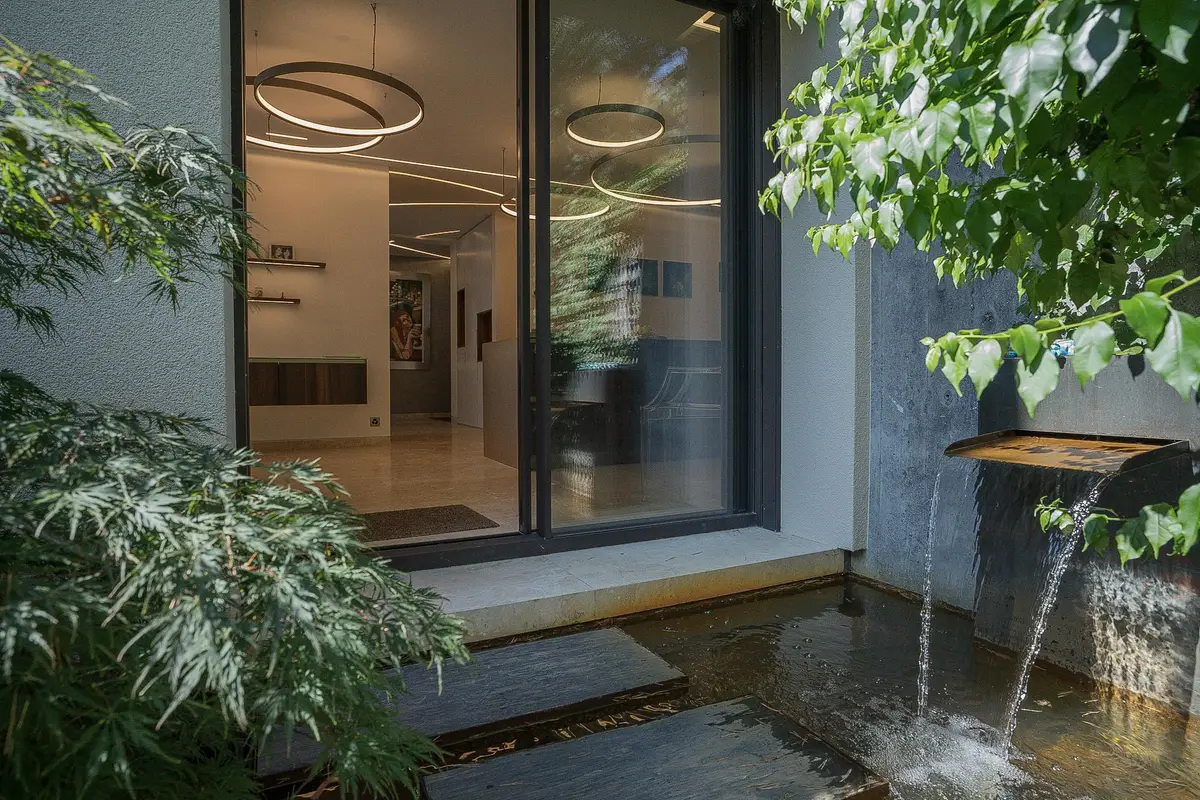 The Townhouse, triplex avec jardin et piscine avec vue lac 