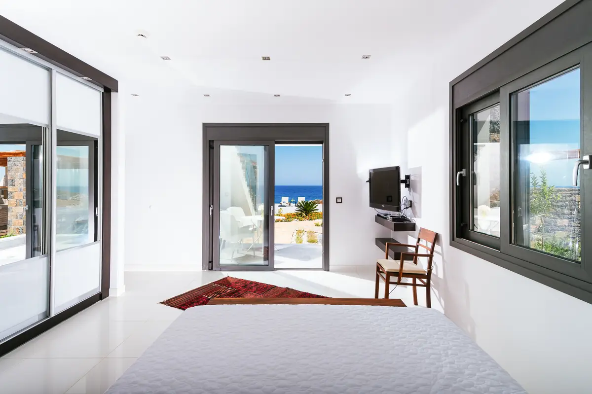 Luxury Seafront Villa. Ideal for Groups, Families, Friends, Workshops