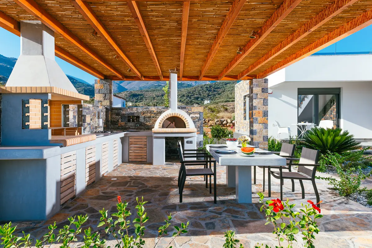 Luxury Seafront Villa. Ideal for Groups, Families, Friends, Workshops