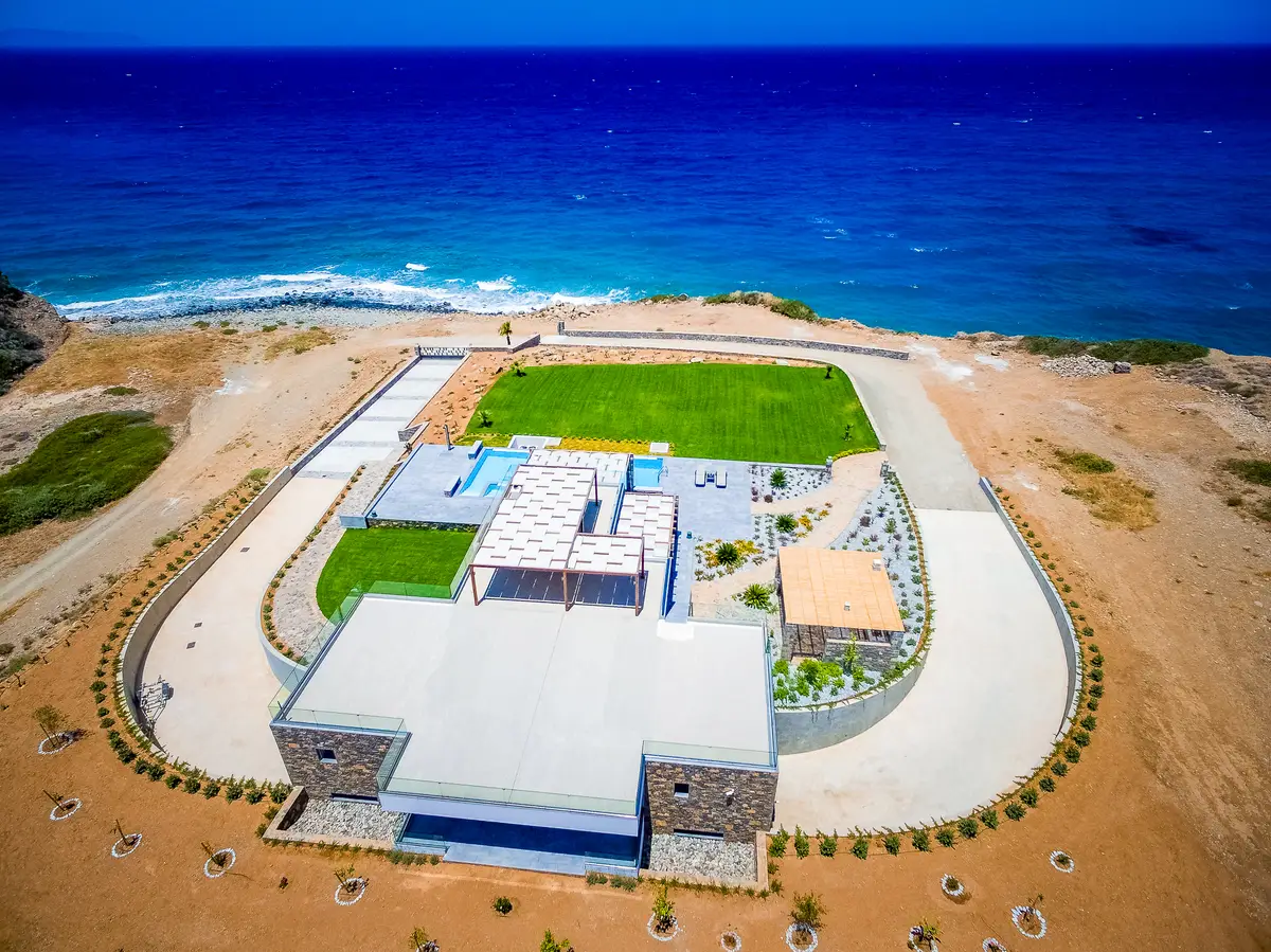 Luxury Seafront Villa. Ideal for Groups, Families, Friends, Workshops
