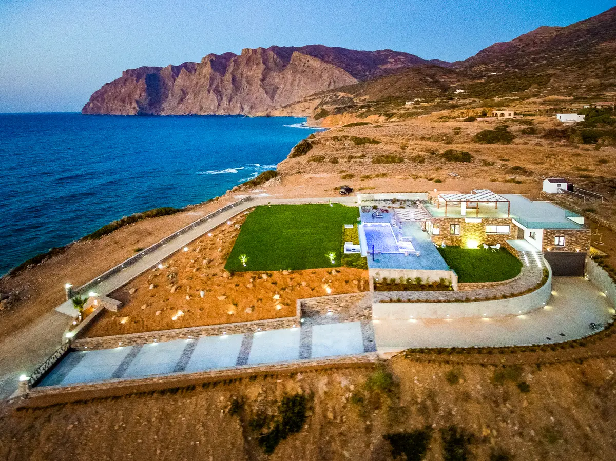 Luxury Seafront Villa. Ideal for Groups, Families, Friends, Workshops