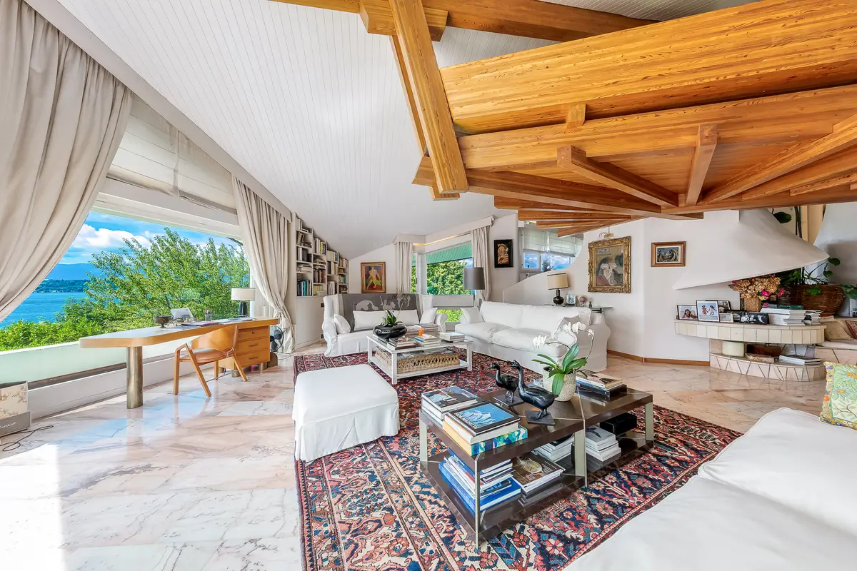 Villa d’architecte avec vue dégagée sur le lac