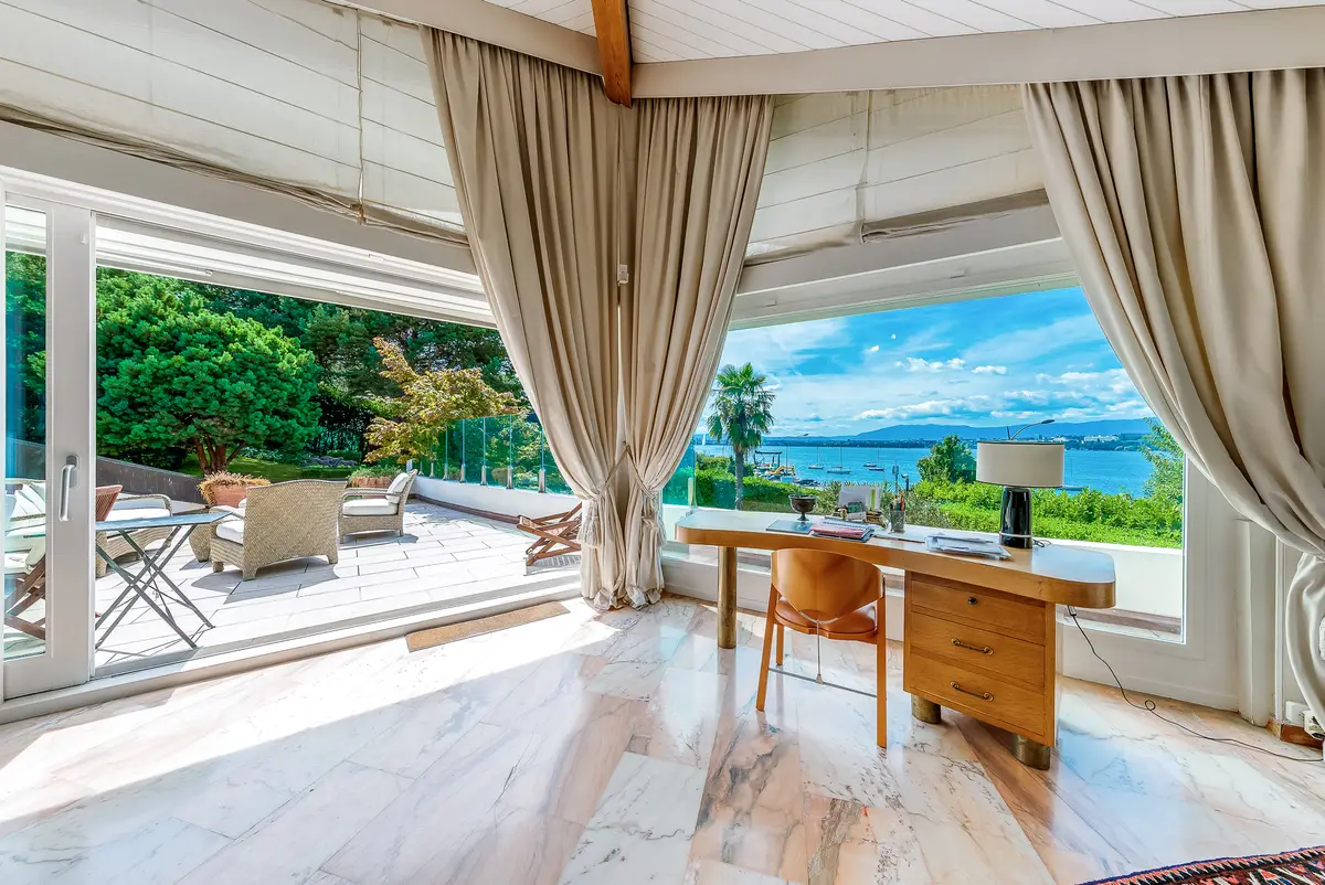 Villa d’architecte avec vue dégagée sur le lac