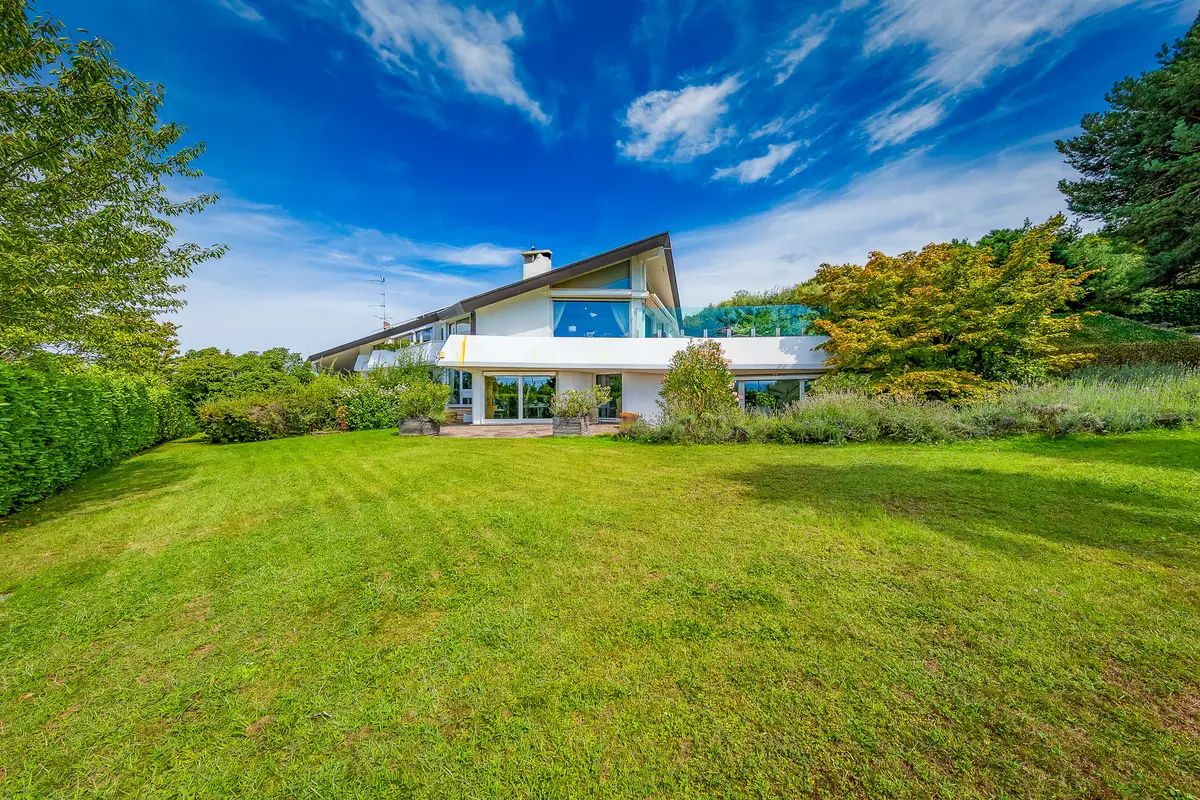 Villa d’architecte avec vue dégagée sur le lac