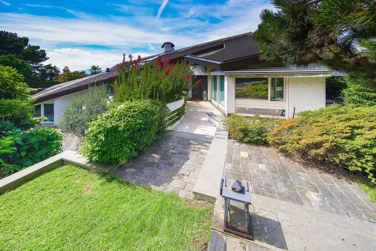Villa d’architecte avec vue dégagée sur le lac