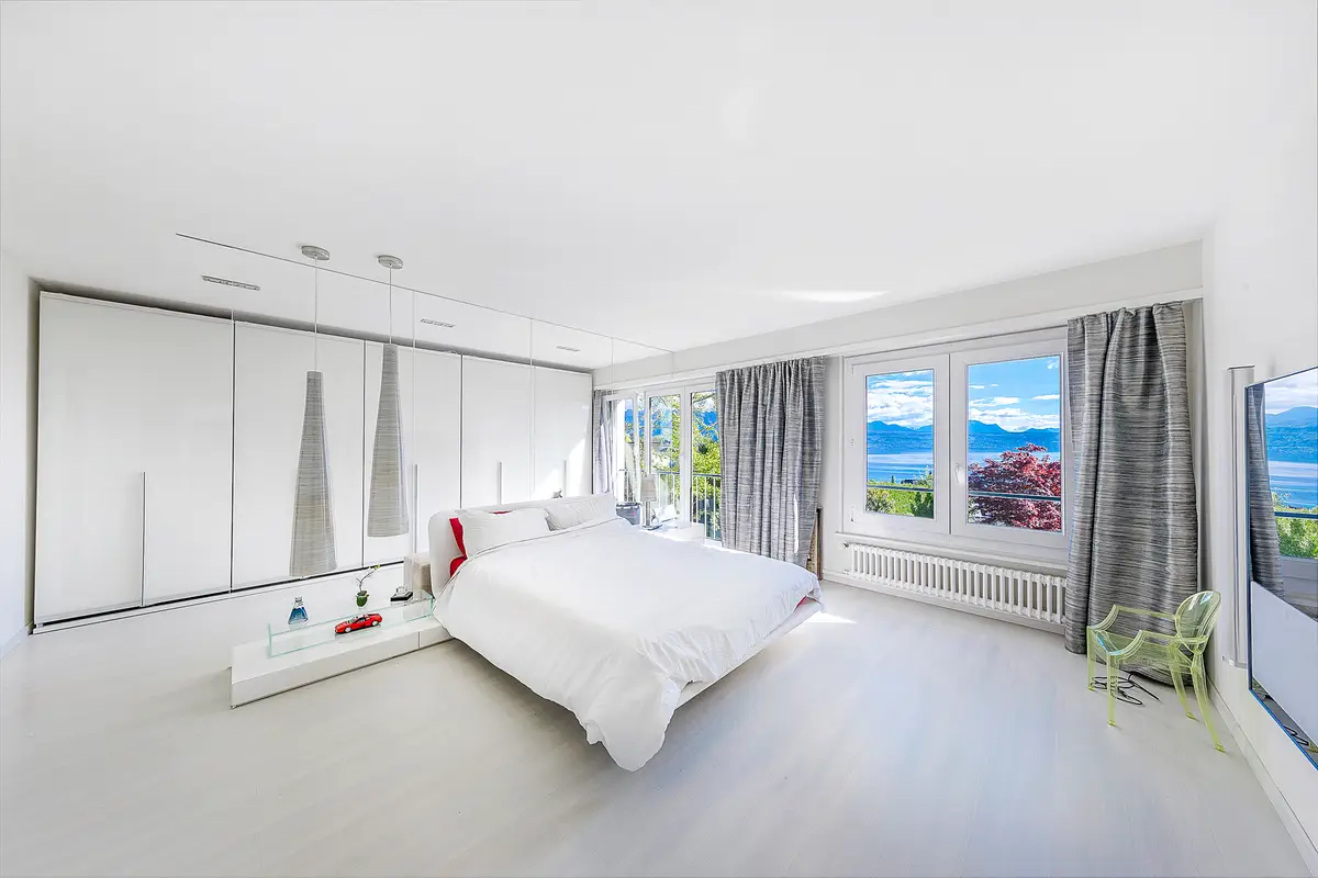 Appartement contemporain de 5,5 pièces avec vue imprenable sur le lac et piscine privative