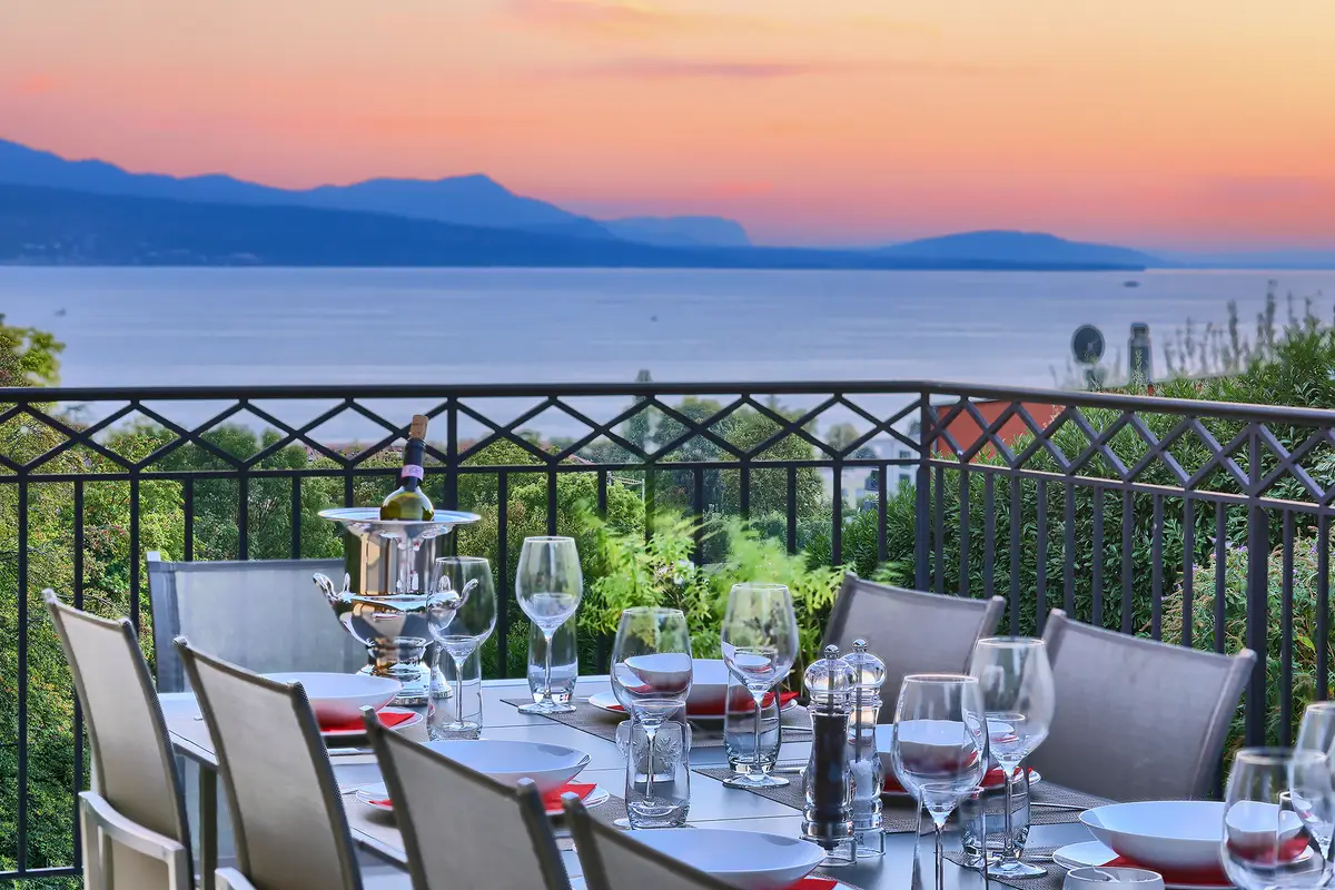 Villa d’exception avec vue imprenable, entre lac et nature