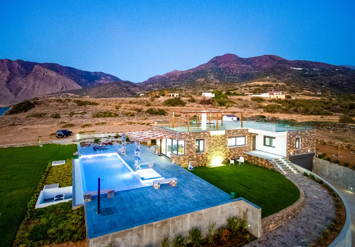 Luxury Seafront Villa. Ideal for Groups, Families, Friends, Workshops